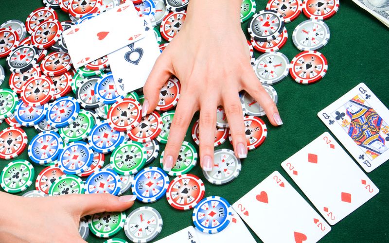 Đánh bài poker online là gì?