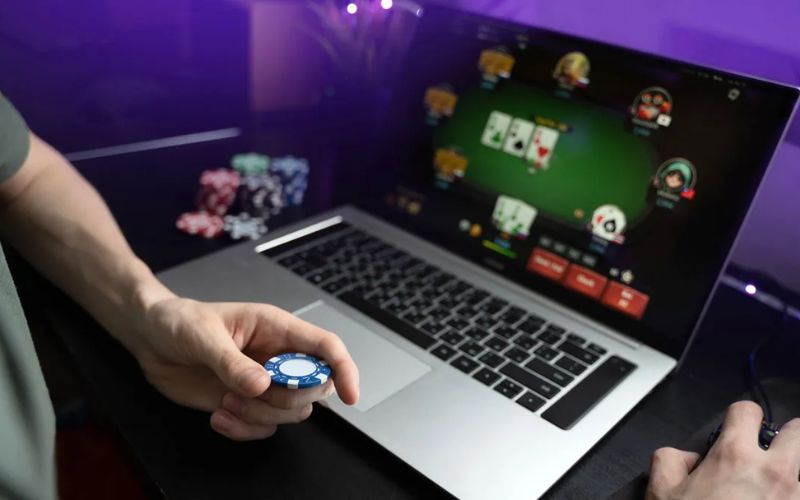 Học hỏi 7+ cách chơi poker trực tuyến giỏi từ các cao thủ